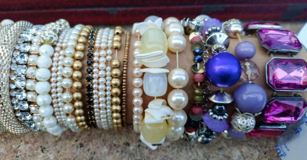 LOTS OF BRACELETS (USED). - Image 4