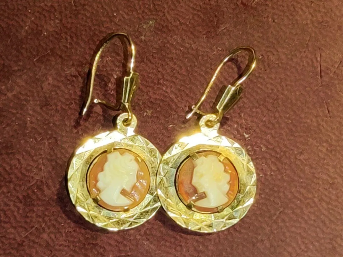 ELEGANT ROUND CAMEO, 9CT Gold New Earrings ! - Image 1