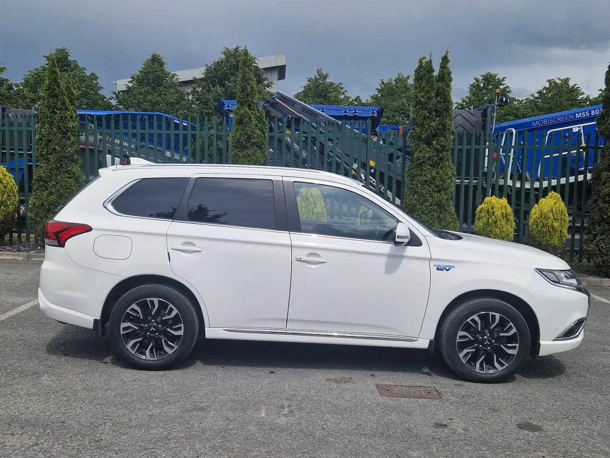 152 Mitsubishi Outlander PHEV - Image 2