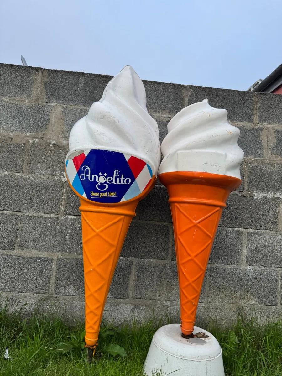 Ice cream cone display - Image 1
