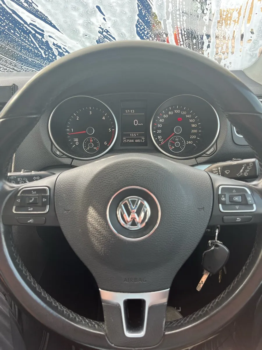 Volkswagen Golf 2011 - Image 2