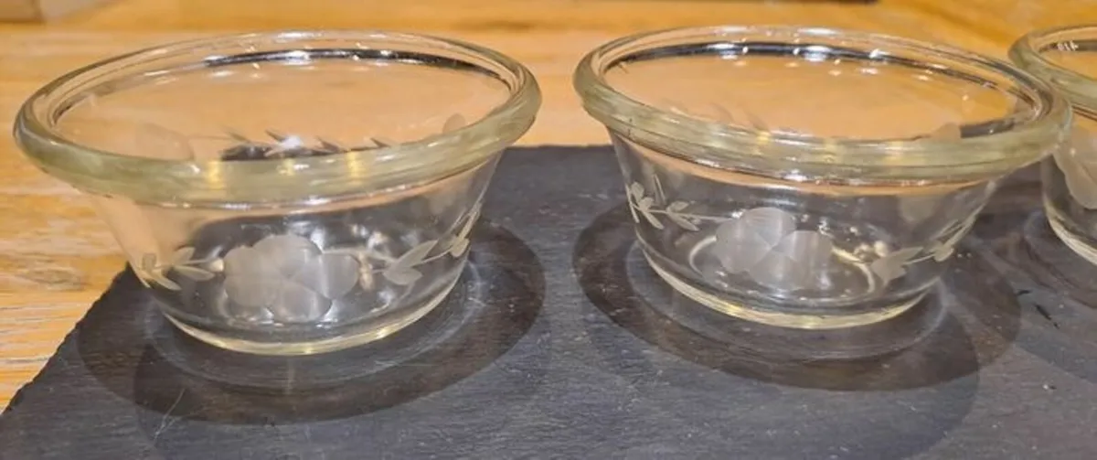 3 Pyrex serving bowls small - Image 2