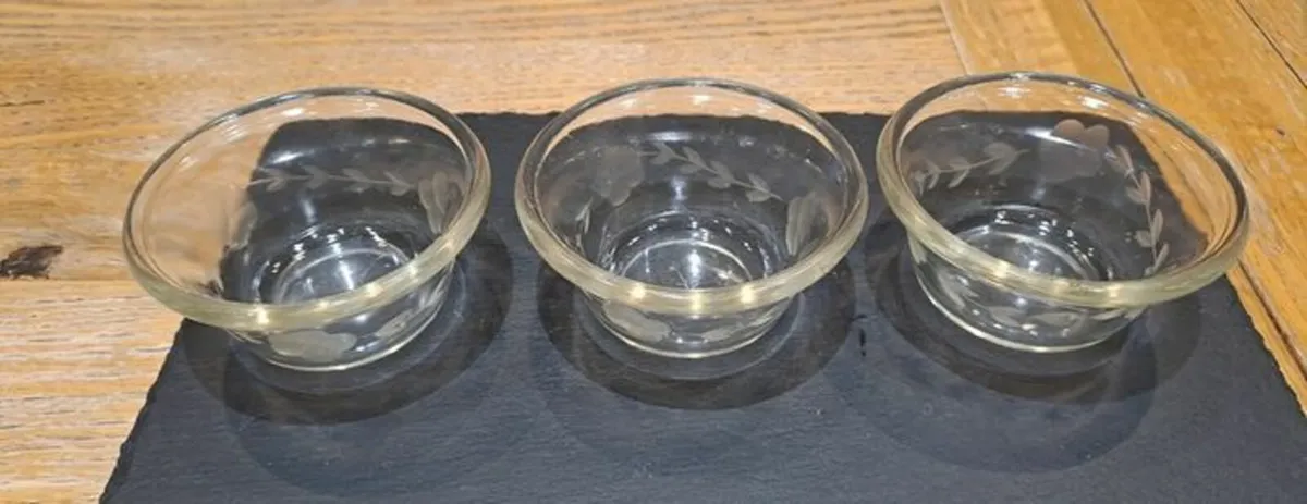 3 Pyrex serving bowls small - Image 4
