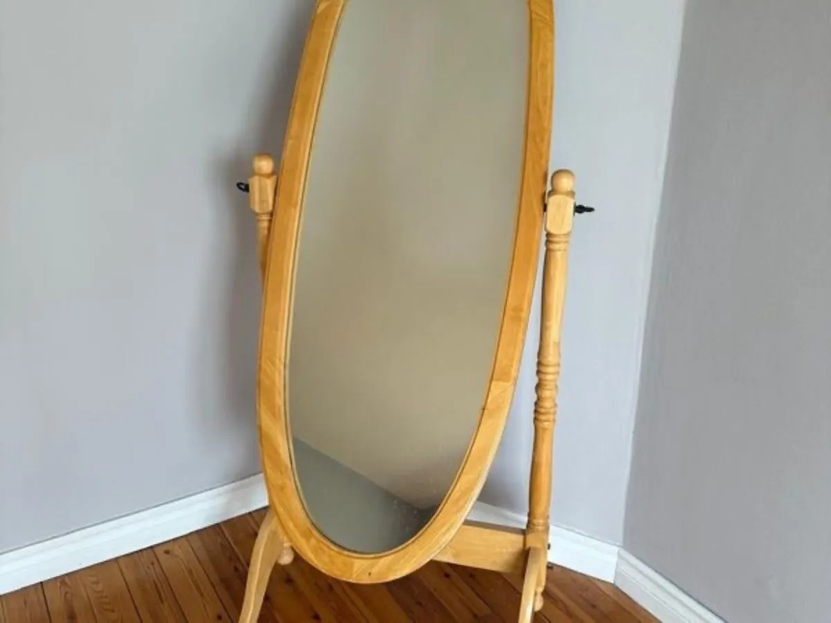 Freestanding mirror