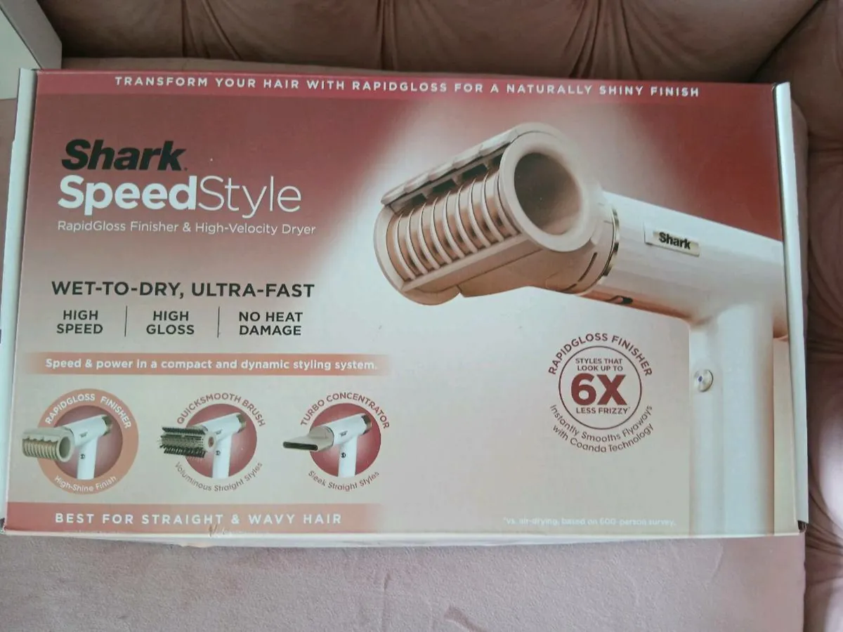 Shark hairdryer with accessories - Image 1