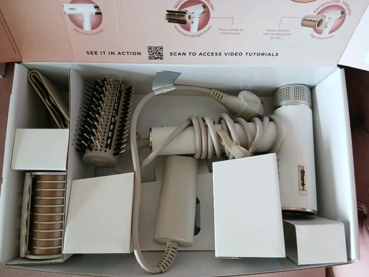 Shark hairdryer with accessories - Image 3