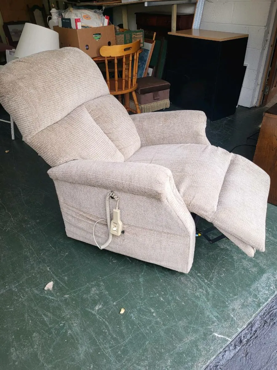 Tilt,Rise and Recline armchair - Image 1
