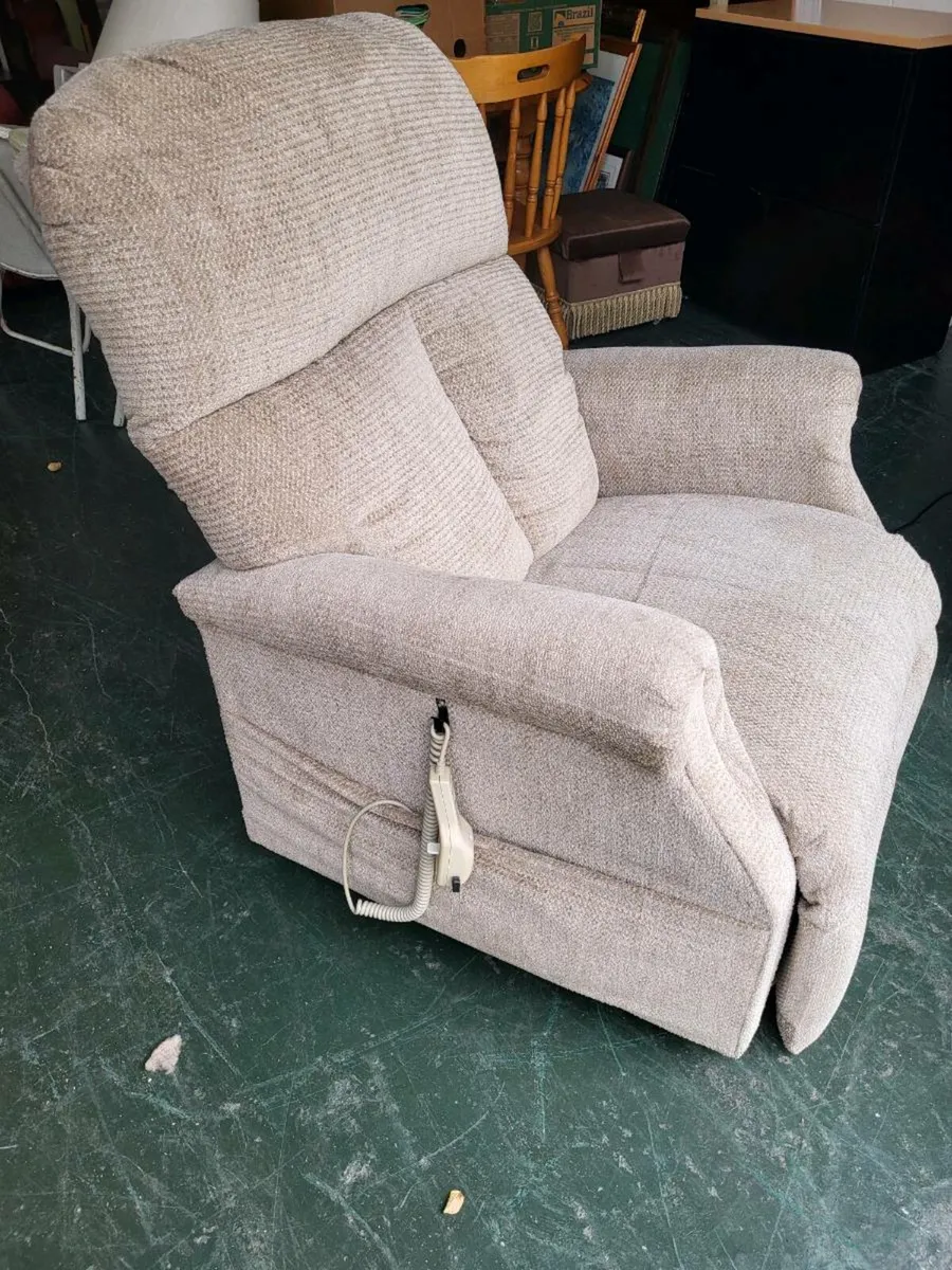 Tilt,Rise and Recline armchair - Image 2