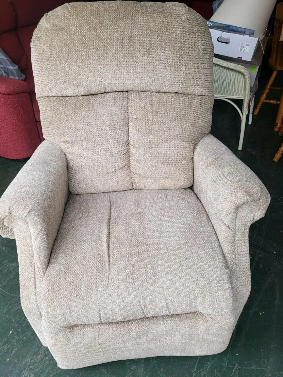 Tilt,Rise and Recline armchair - Image 3