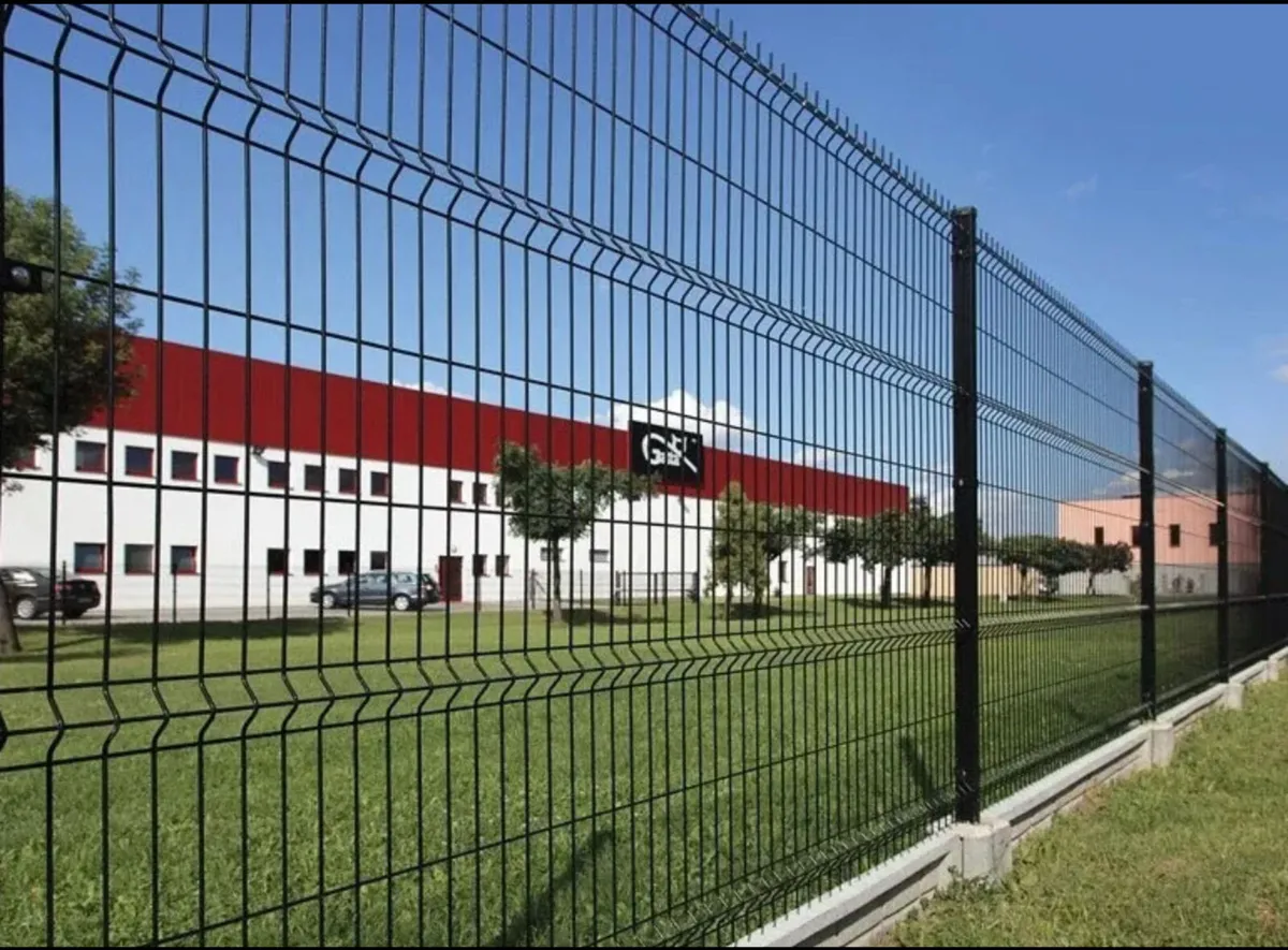 V MESH FENCING - Image 1