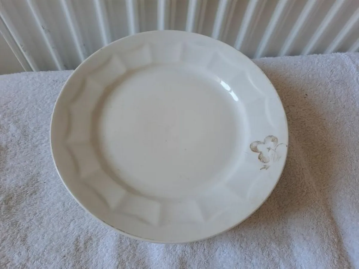 Antique Gold Clover plates - Image 1