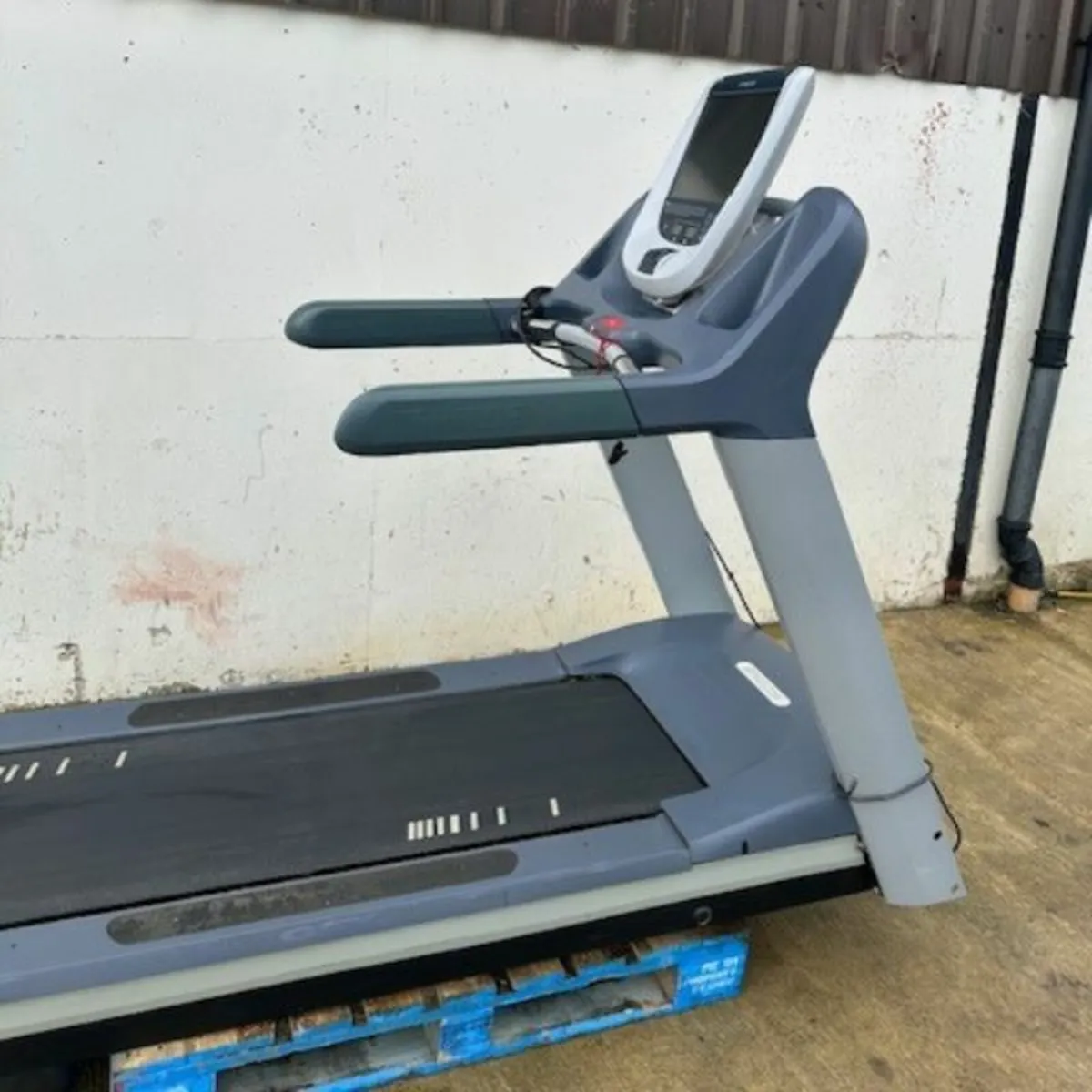 PRECOR TRM 885 TREADMILL WITH P80 CONSOLE SAVE 5k - Image 2