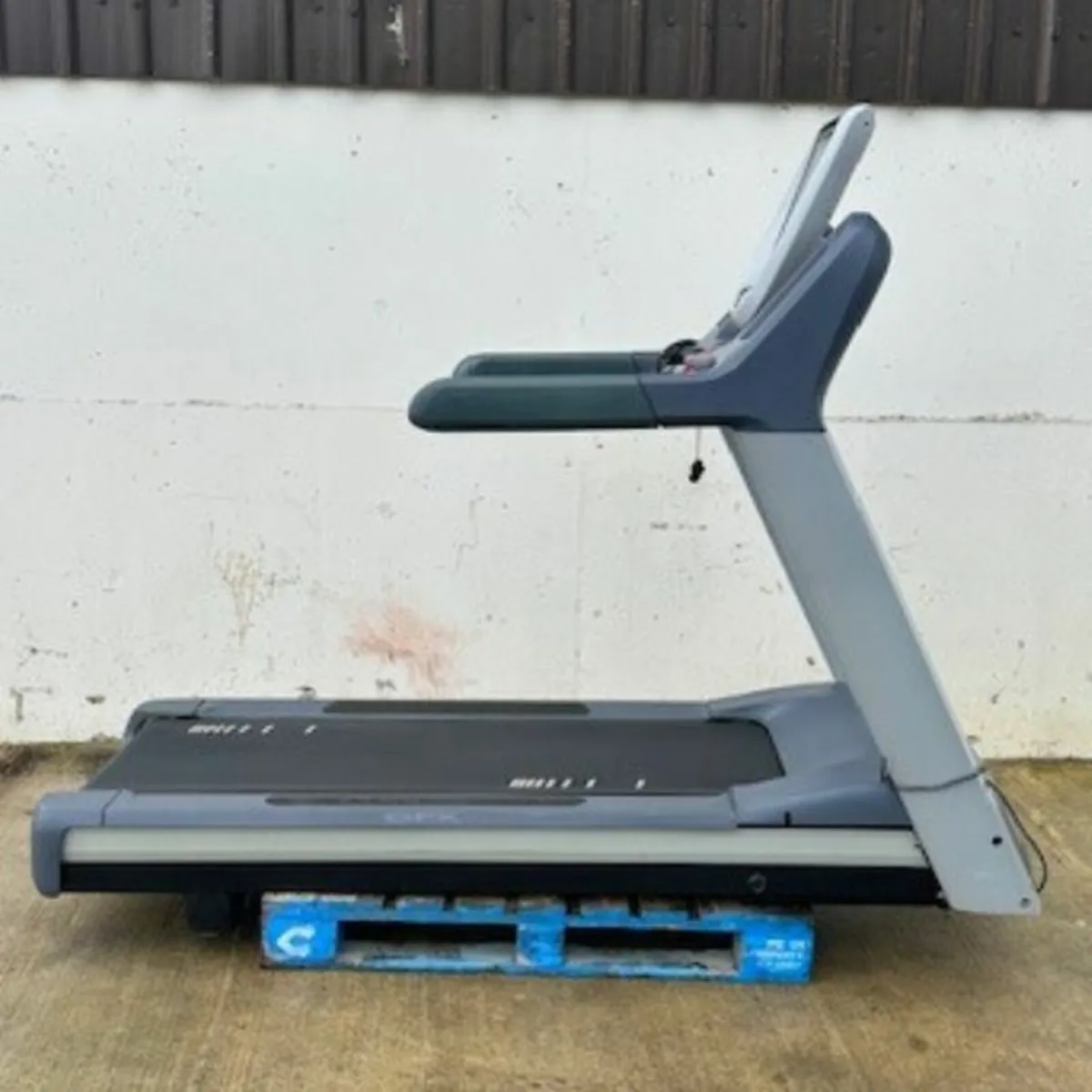 PRECOR TRM 885 TREADMILL WITH P80 CONSOLE SAVE 5k - Image 4