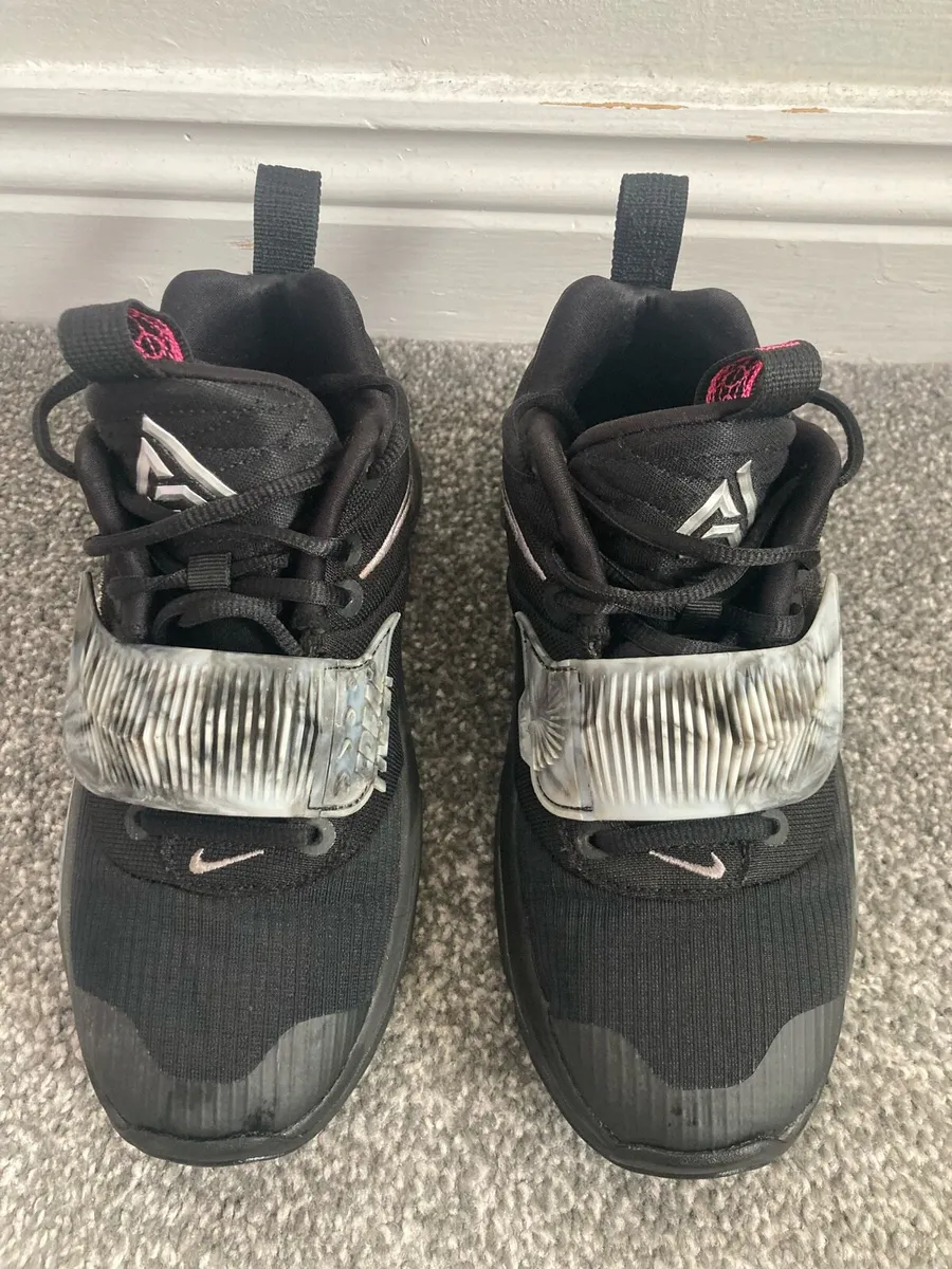 Nike Freak kids basketball shoes - Image 2