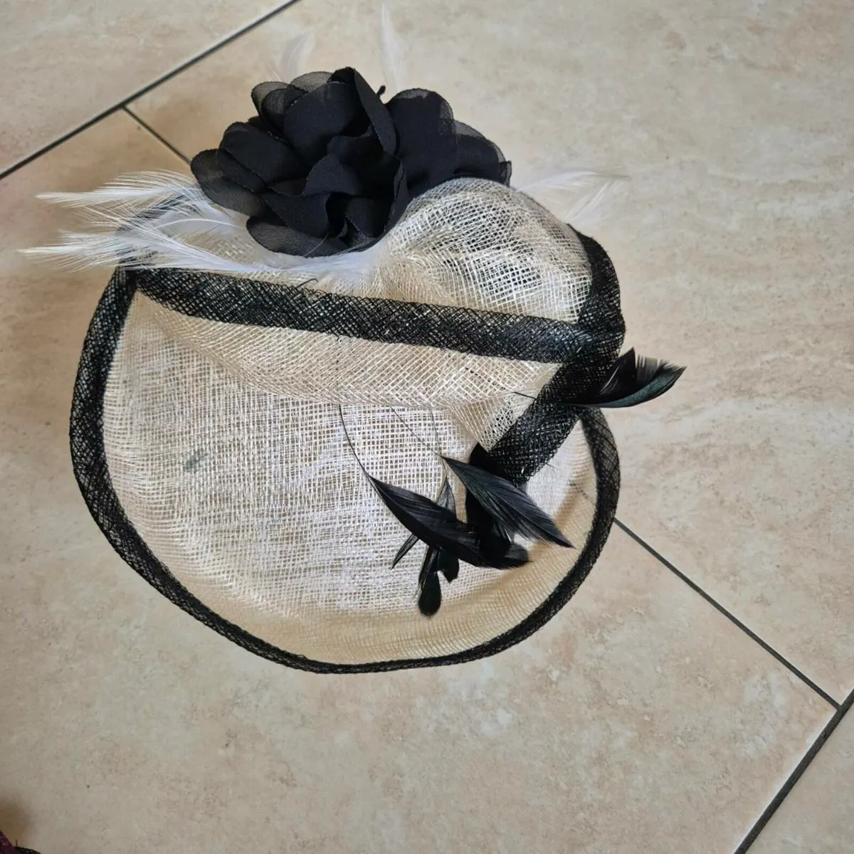 Black and white fascinator - Image 1