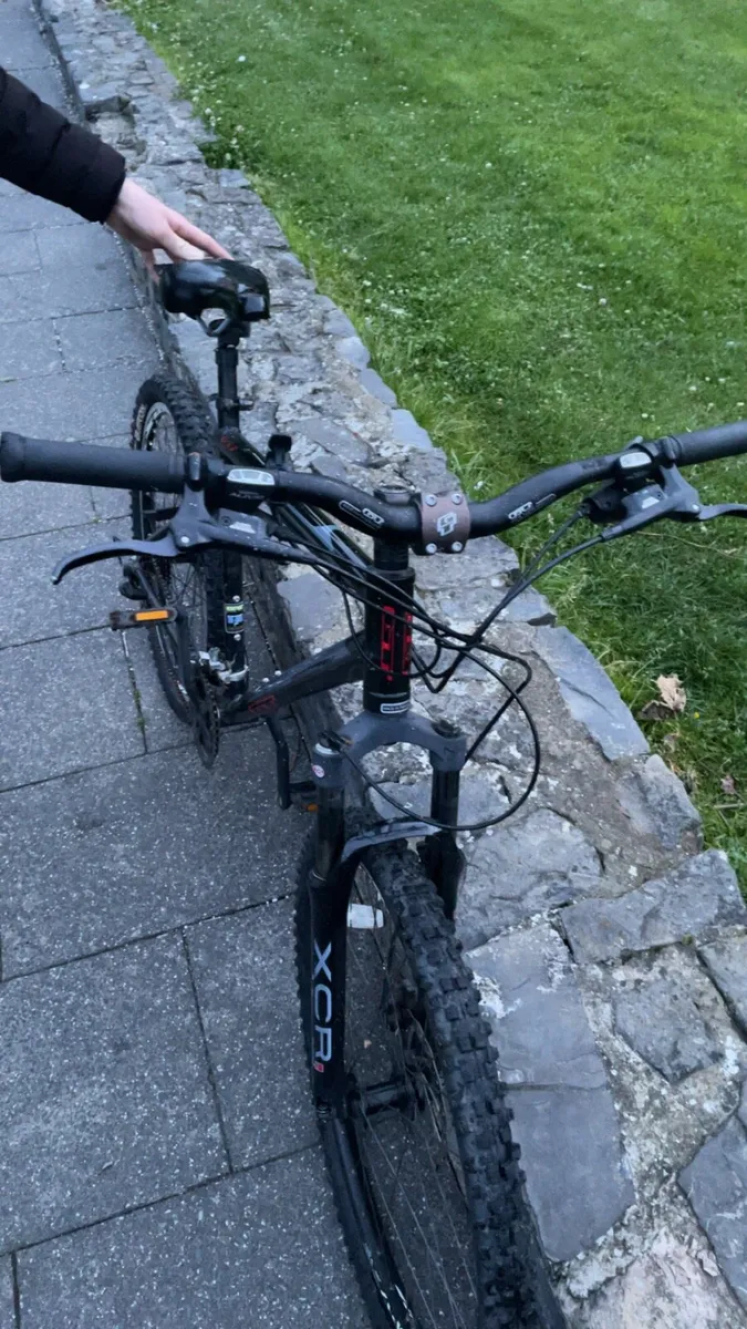 GT mountain bike hydrolic brakes and good su - Image 1
