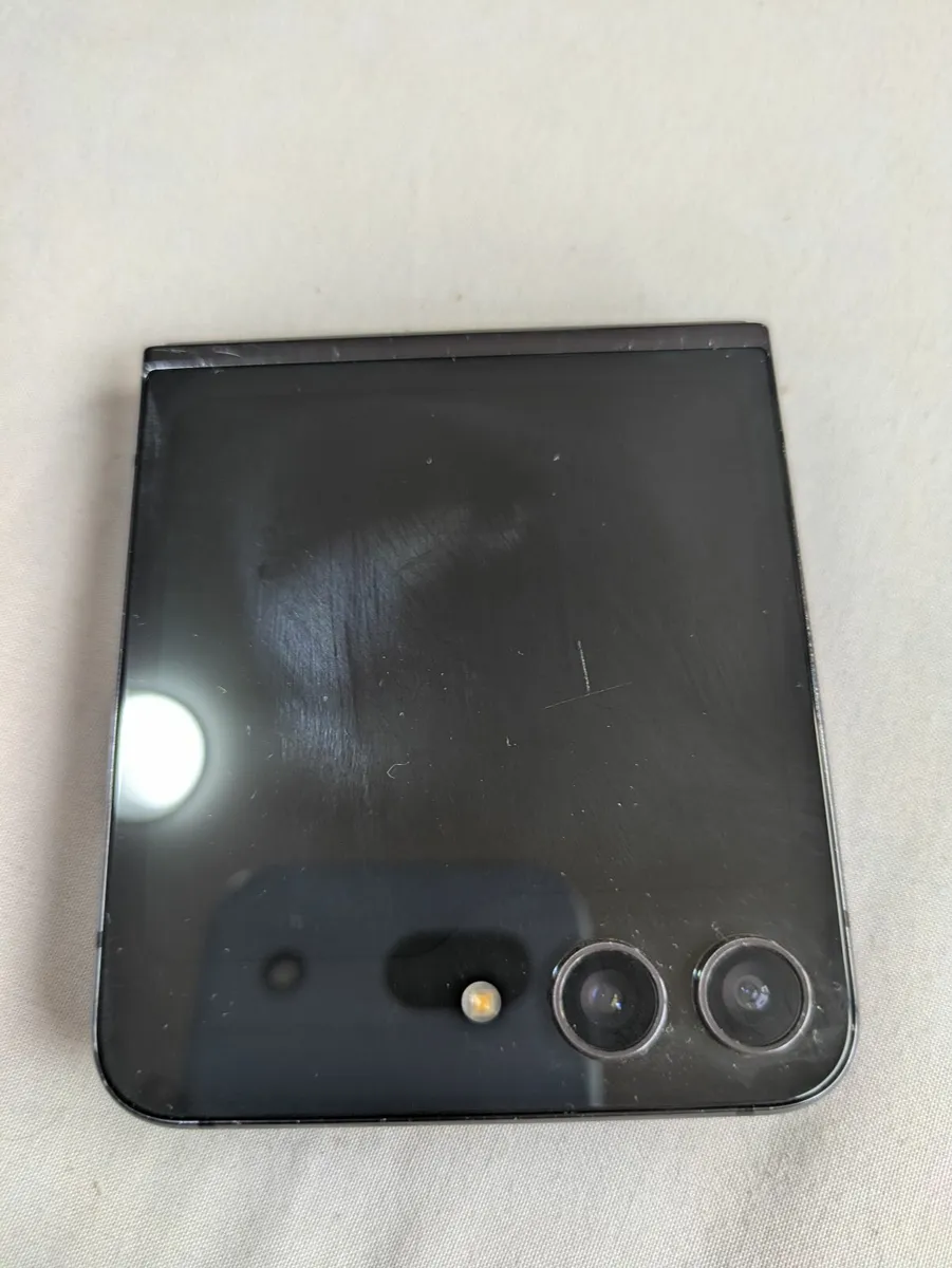 Samsung Galaxy Z Flip5 256GB - Image 2