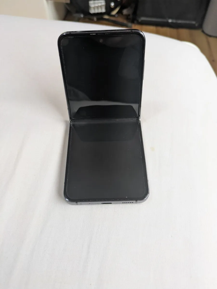 Samsung Galaxy Z Flip5 256GB - Image 3