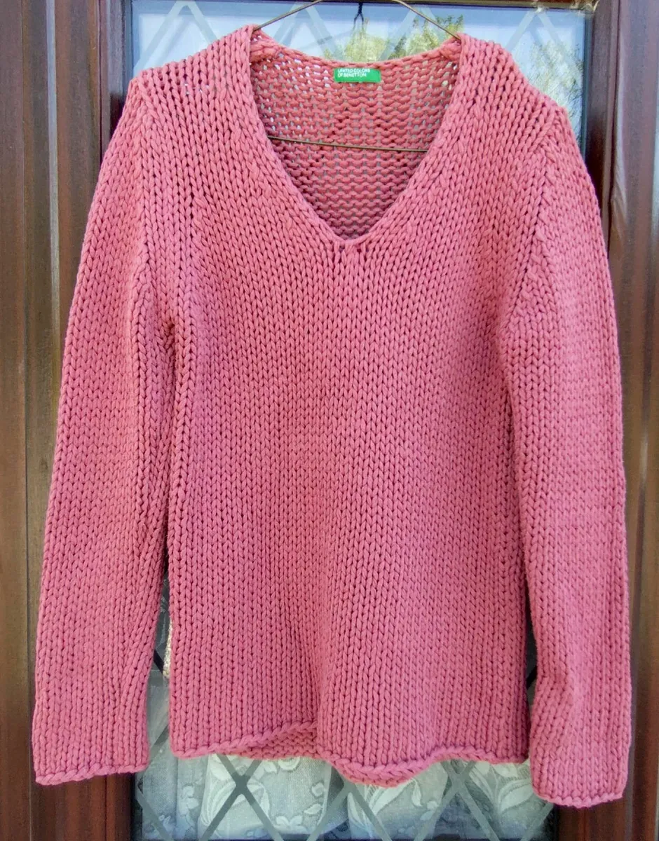 LADIES PINK V NECK JUMPER (USED). - Image 1