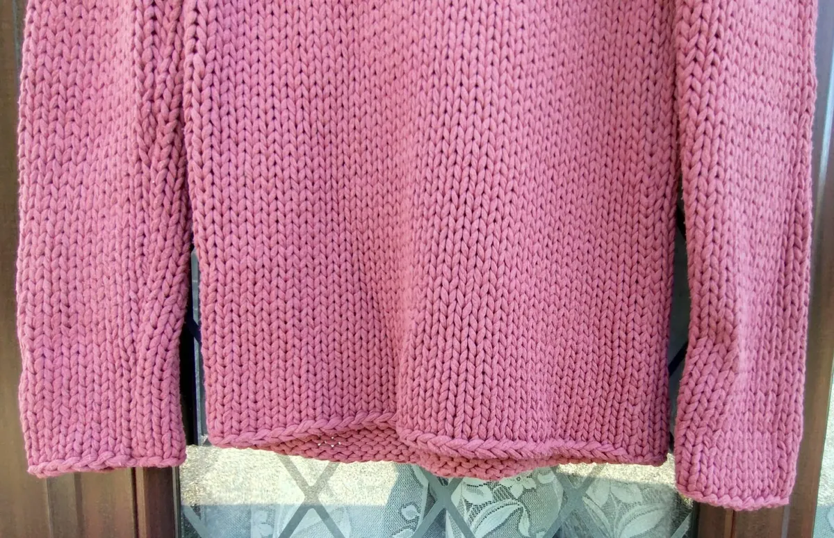LADIES PINK V NECK JUMPER (USED). - Image 2