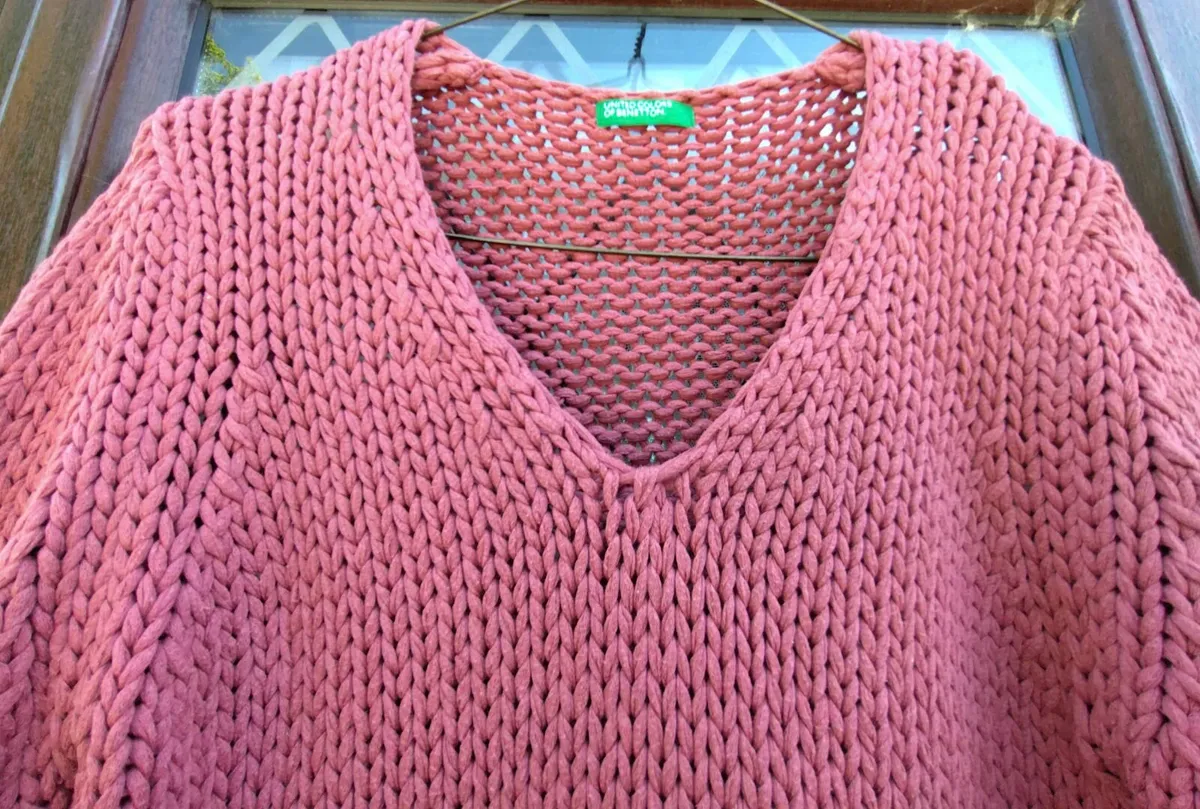 LADIES PINK V NECK JUMPER (USED). - Image 3