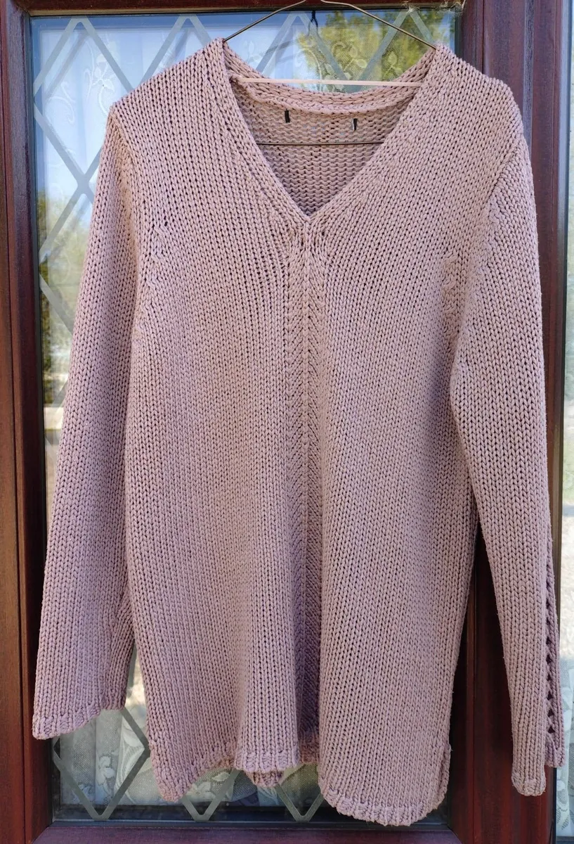 LADIES V NECK JUMPER (USED). - Image 1