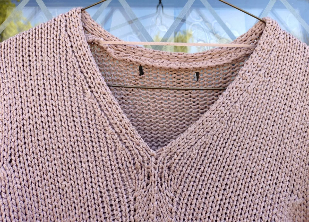 LADIES V NECK JUMPER (USED). - Image 2