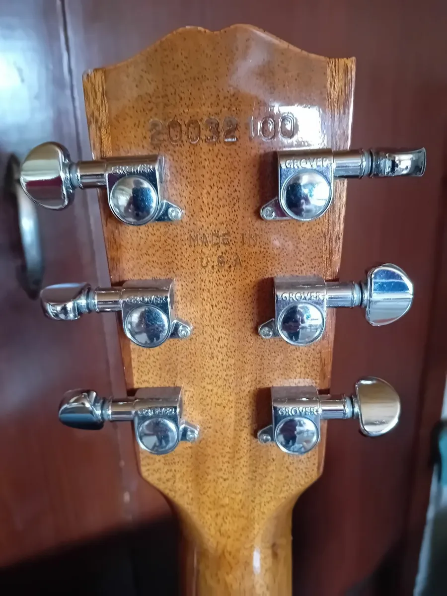 Gibson guitar. - Image 4