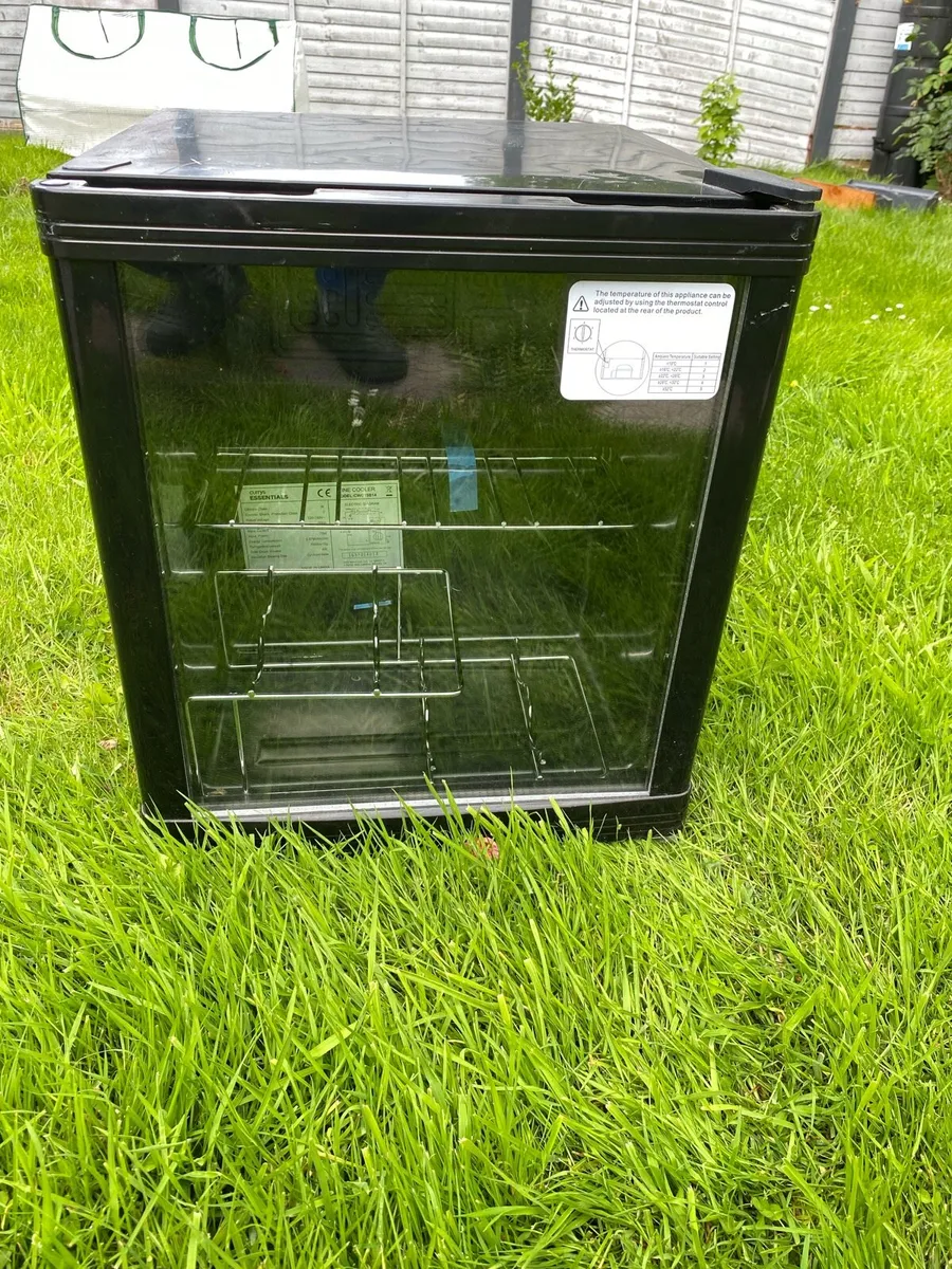 Wine fridge, kitchen cabinet & Microwave - Image 2