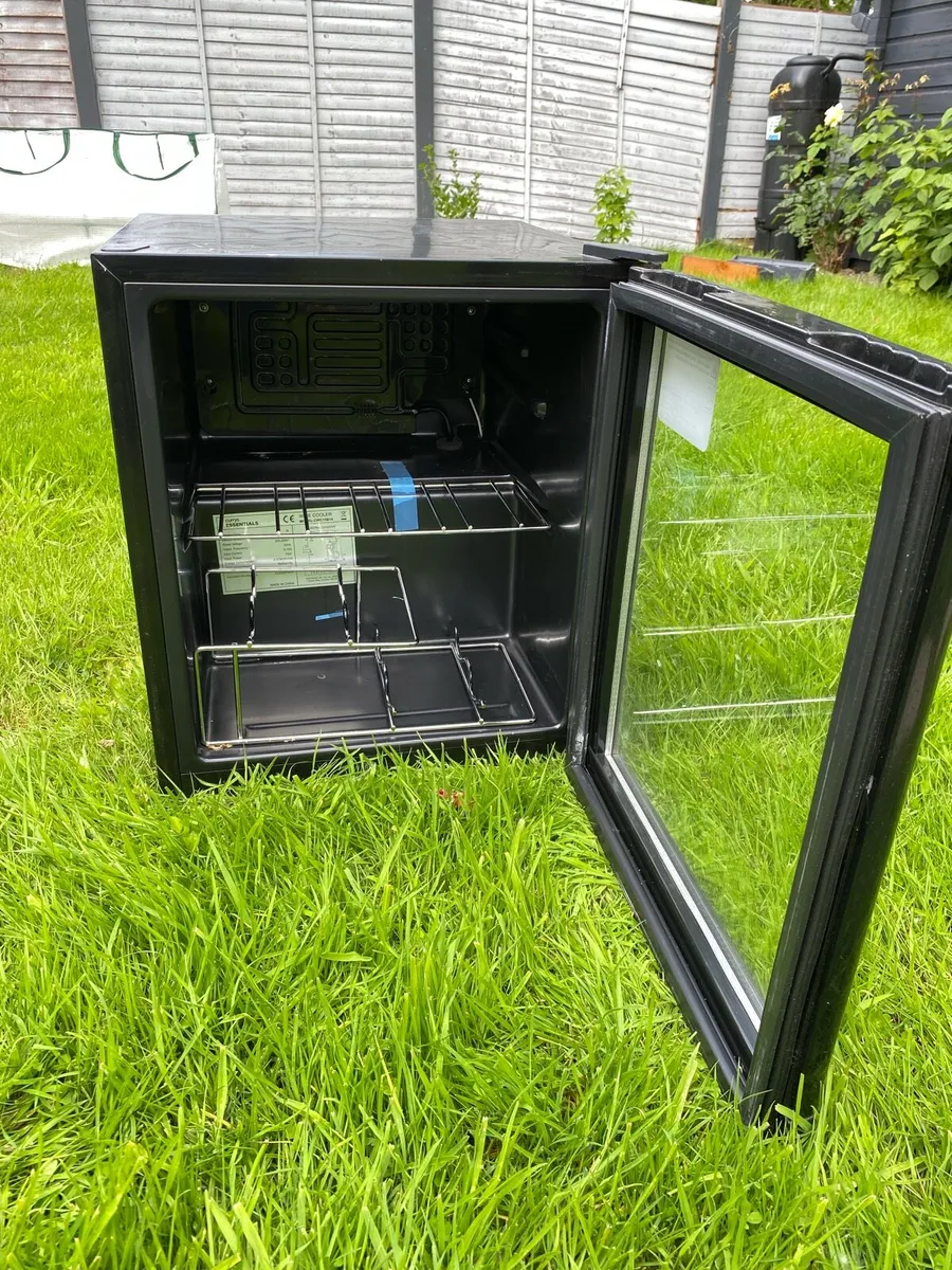 Wine fridge, kitchen cabinet & Microwave - Image 1
