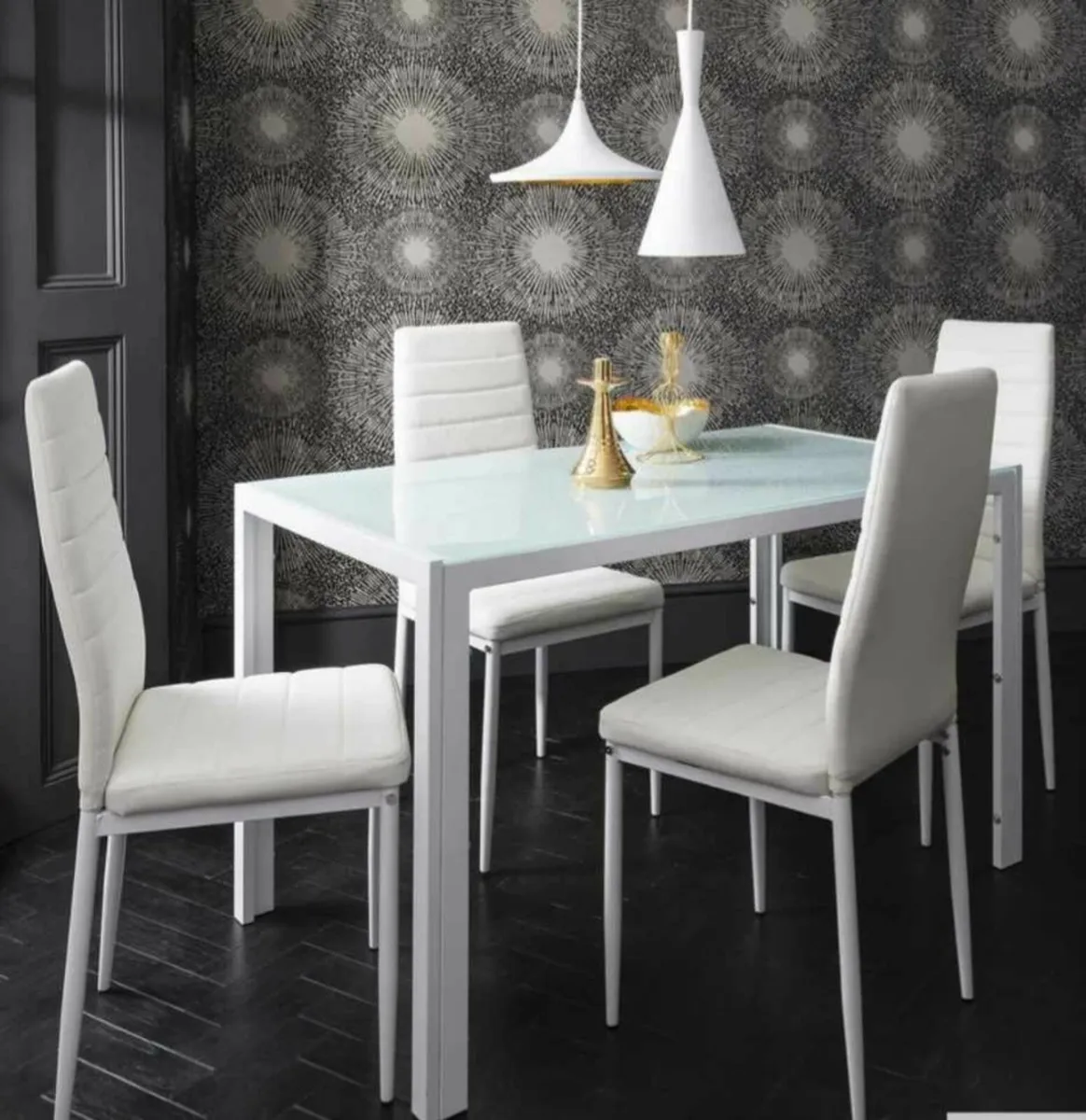 Table and chairs - Image 1