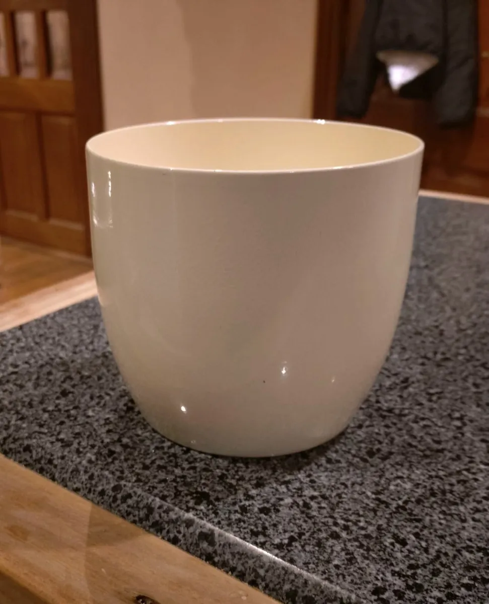 BEIGE/CREAM CERAMIC PLANT POT (USED). - Image 1