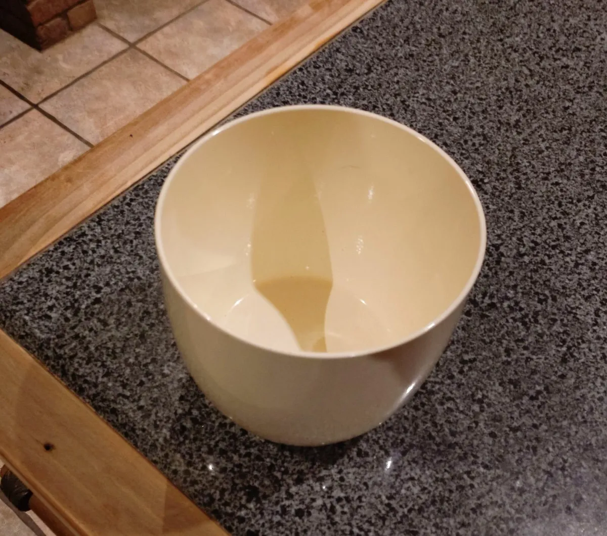 BEIGE/CREAM CERAMIC PLANT POT (USED). - Image 2