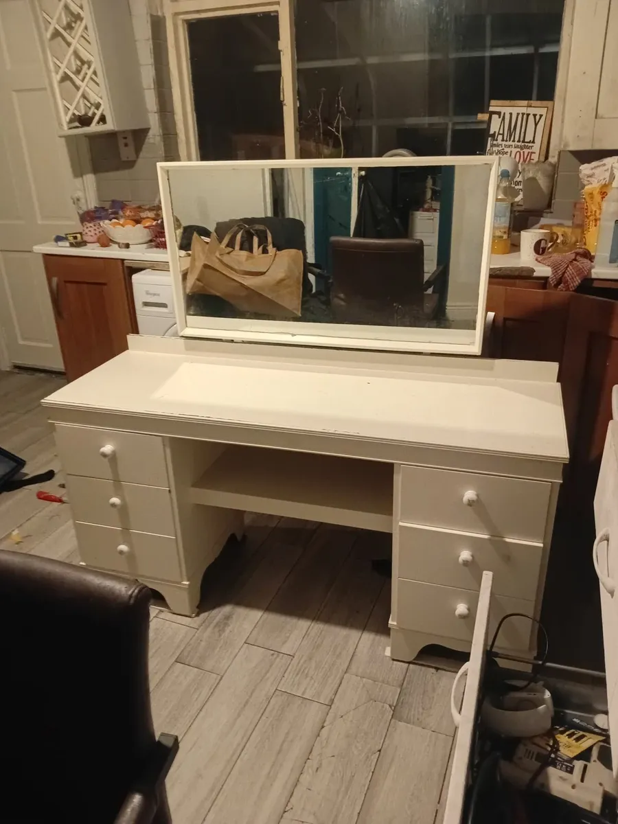 Dressing table - Image 1