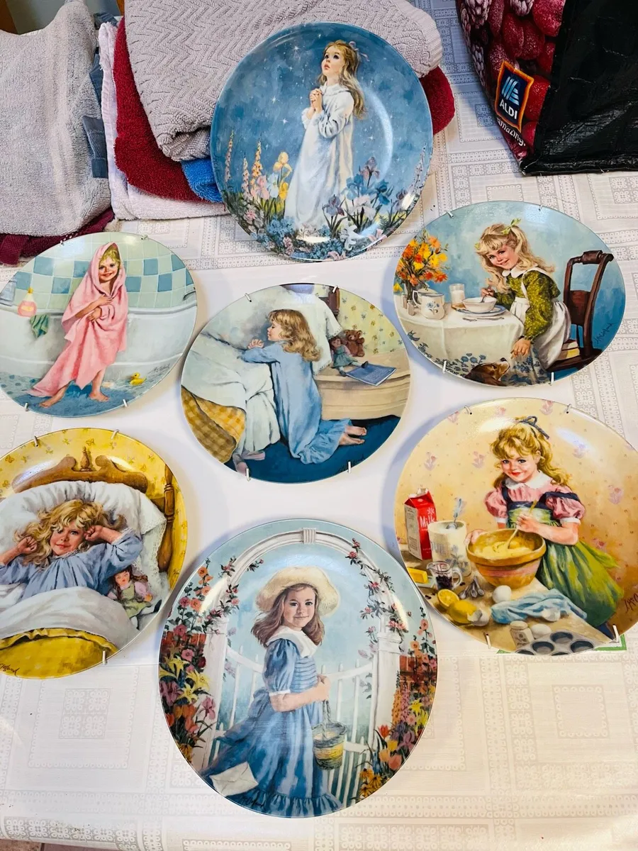RECO Decorative Plates. Bundle of 7. - Image 1