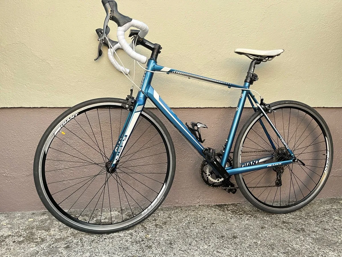 Giant Defy 4 Aluxx Road bike - Image 1