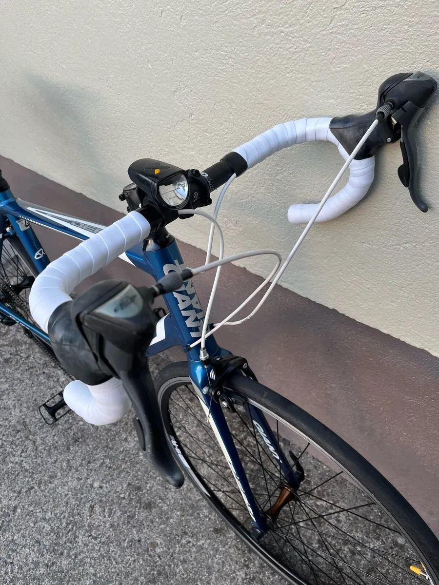 Giant Defy 4 Aluxx Road bike - Image 2
