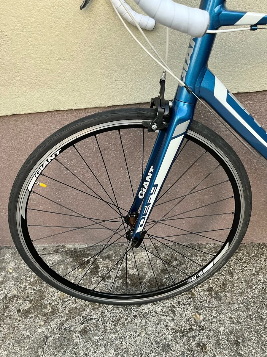 Giant Defy 4 Aluxx Road bike - Image 3