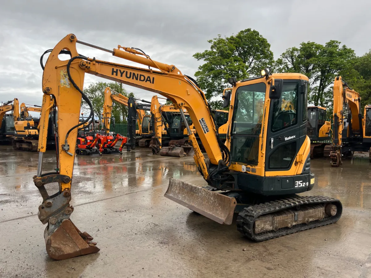Hyundai R35Z-9 Mini Excavator - Image 2