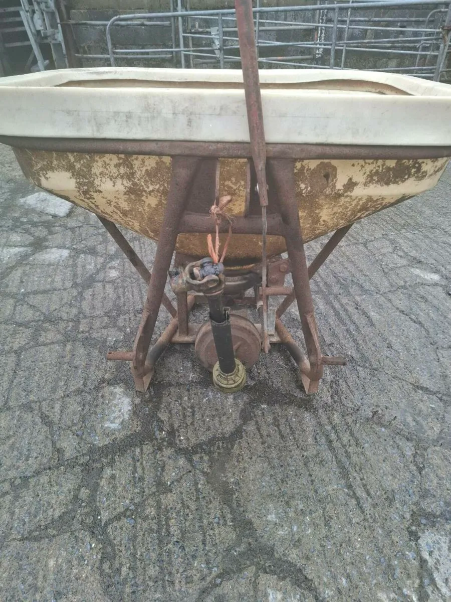 Fertiliser Spreader - Image 4