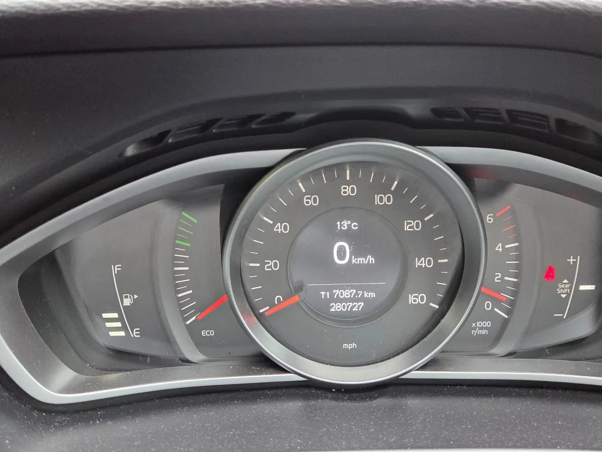 Volvo V40 2012 - Image 2