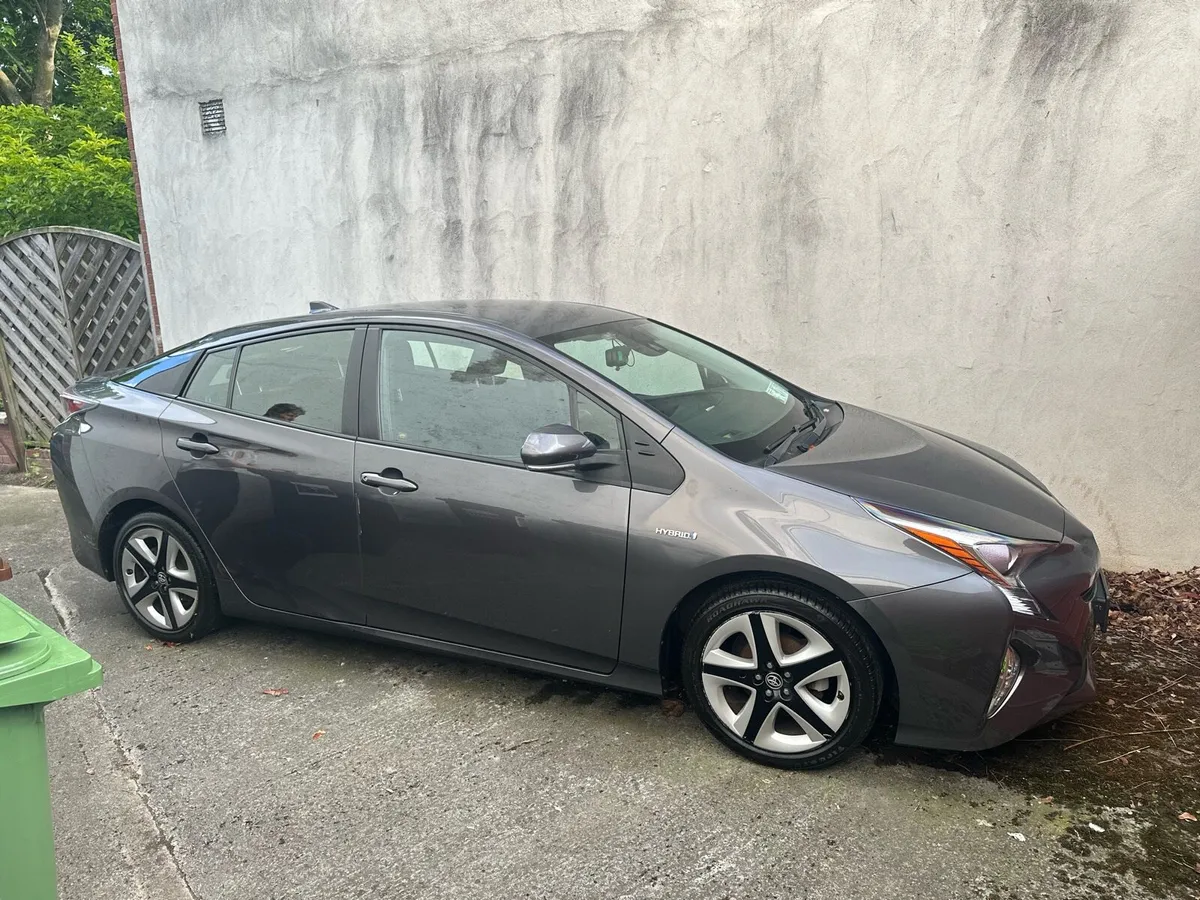 2017 Toyota Prius 1.8 Hybrid Luxury - Image 1