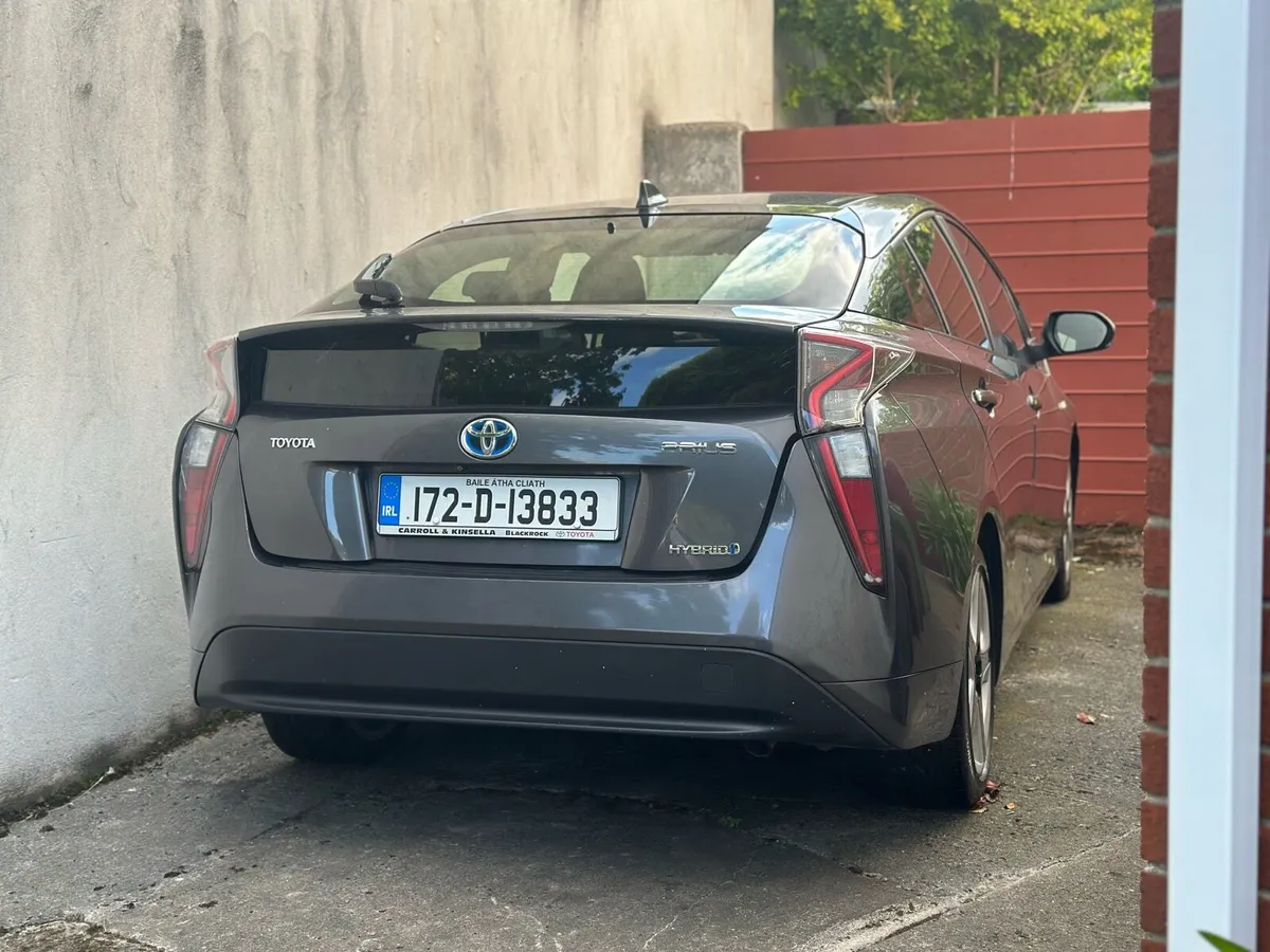 2017 Toyota Prius 1.8 Hybrid Luxury - Image 2