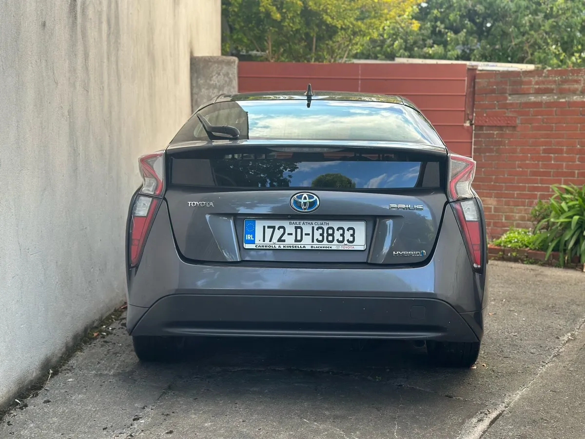 2017 Toyota Prius 1.8 Hybrid Luxury - Image 3