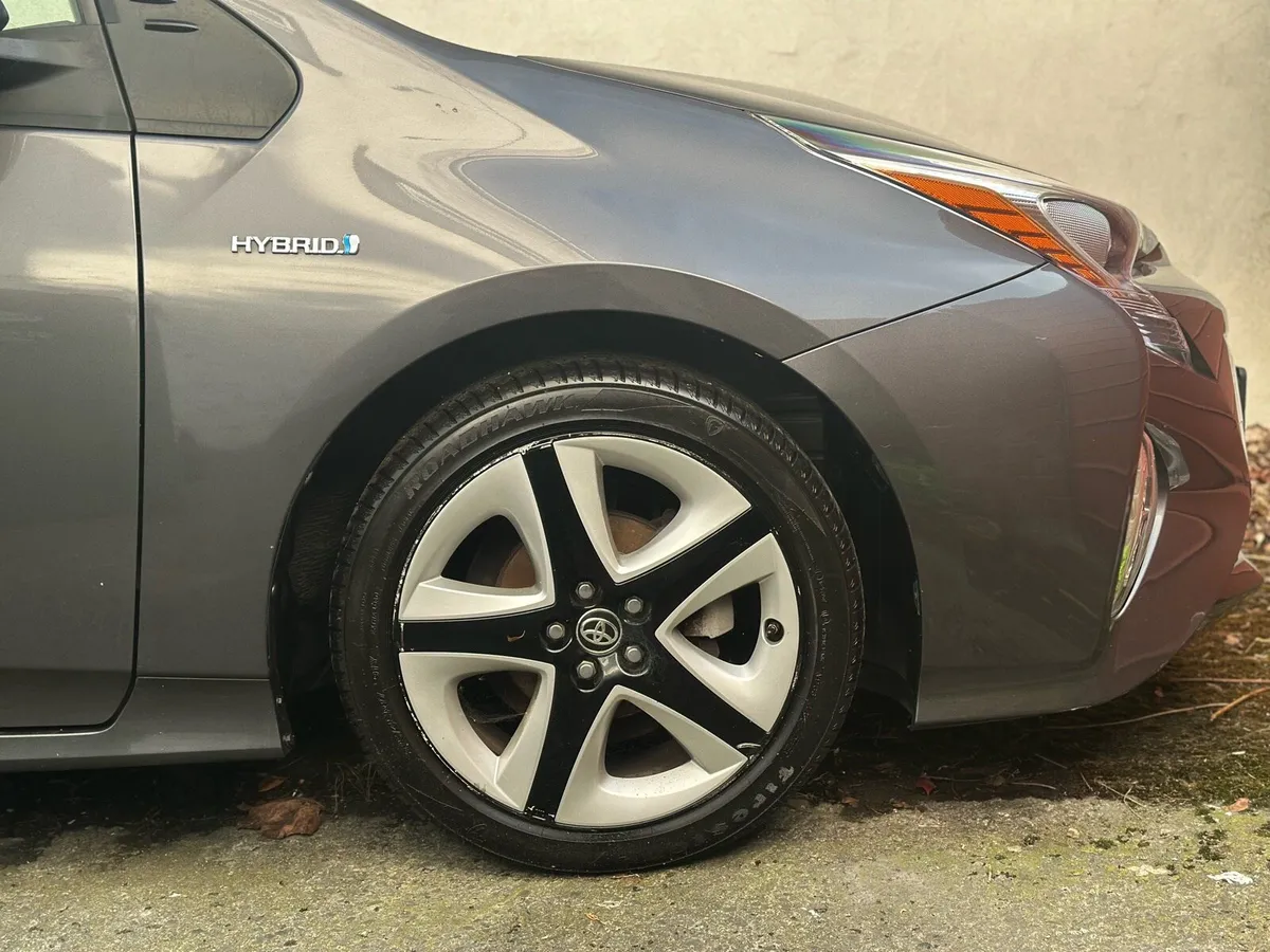 2017 Toyota Prius 1.8 Hybrid Luxury - Image 4