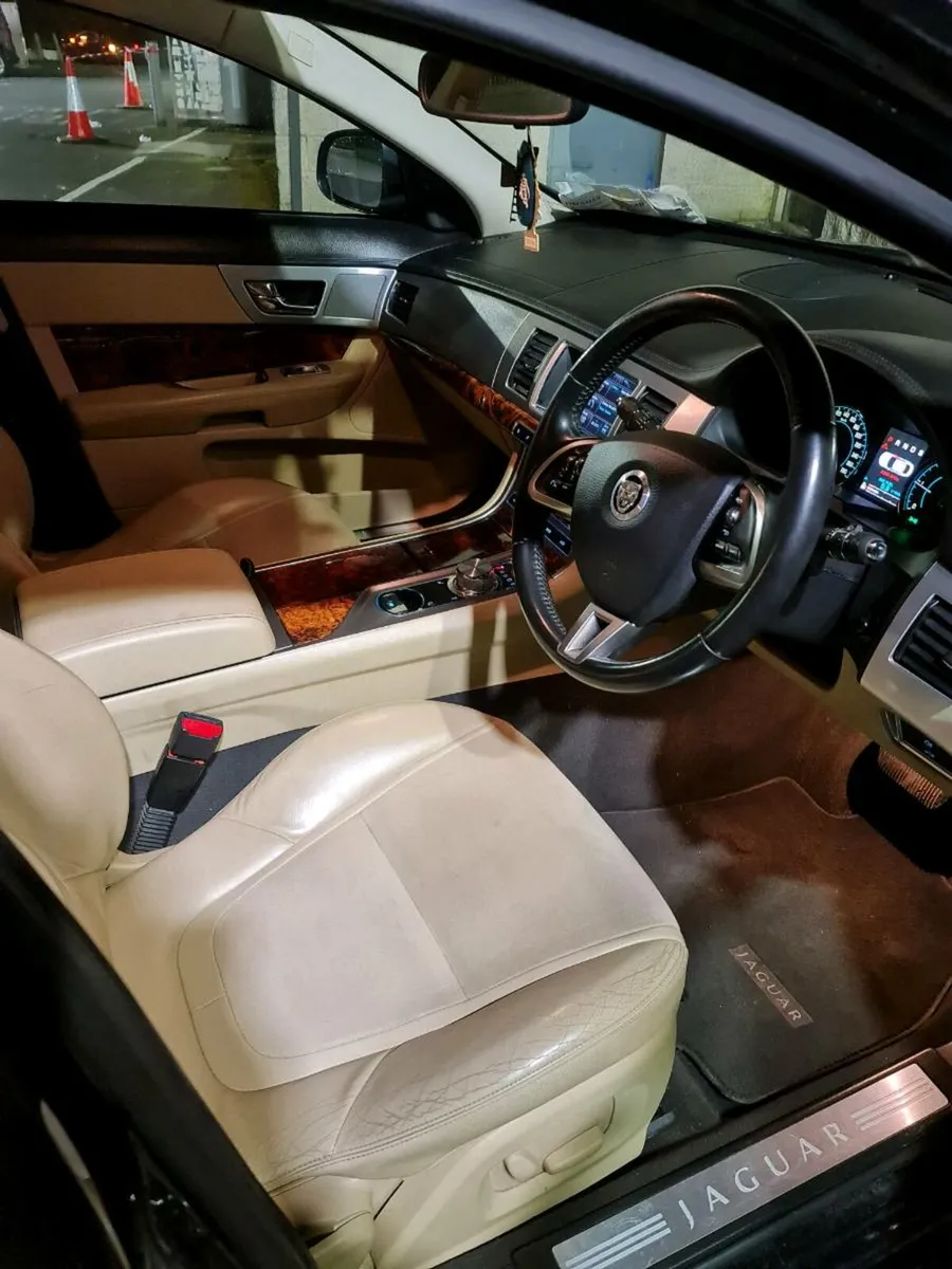 2013 Jaguar XF 2.2 D - Image 2