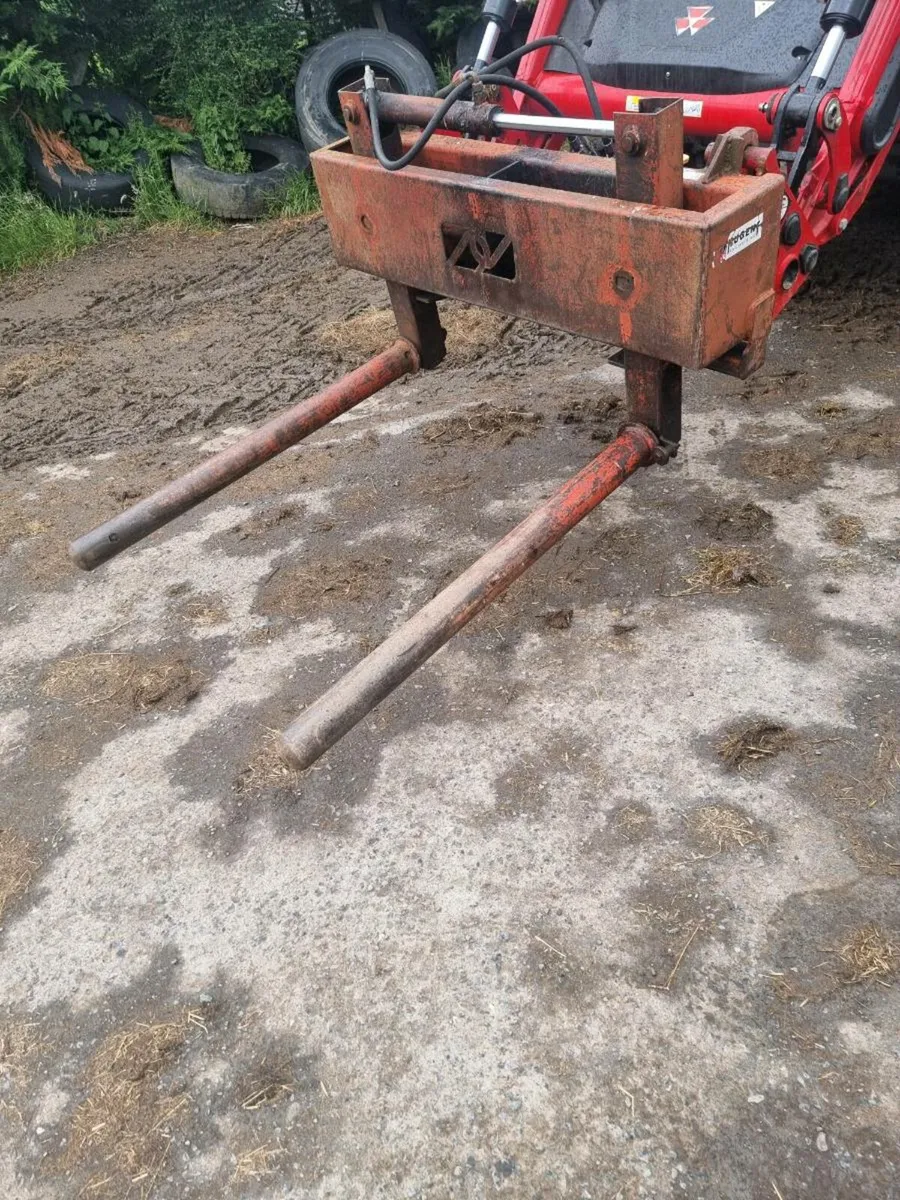 Nugent hydraulic bale stacker - Image 1