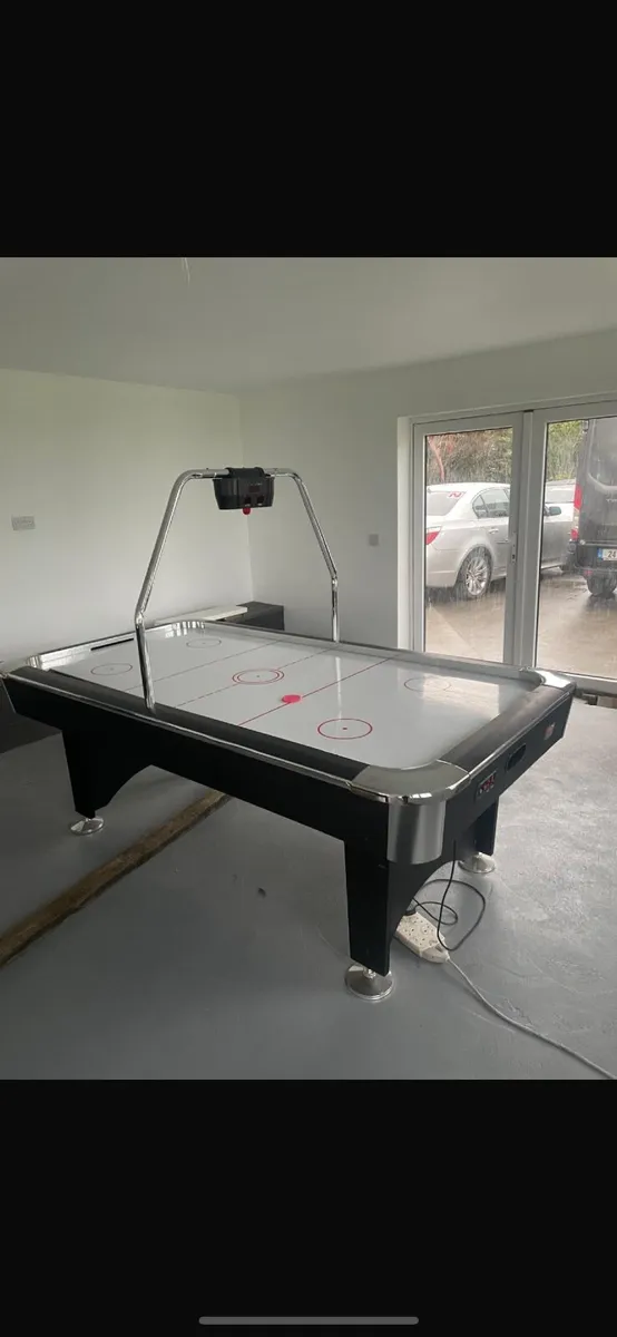 Air hockey table - Image 1