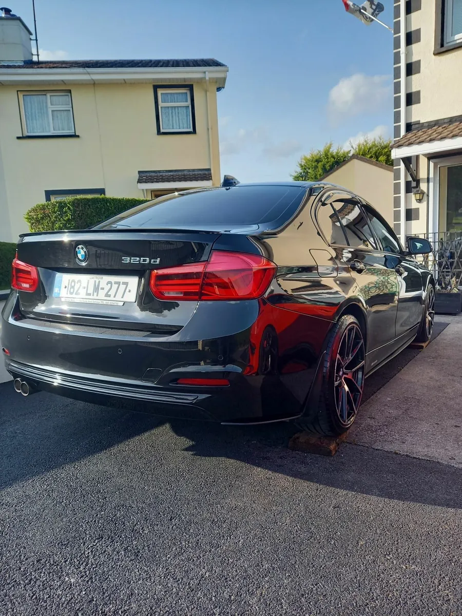 BMW 3-Series 2018 - Image 2