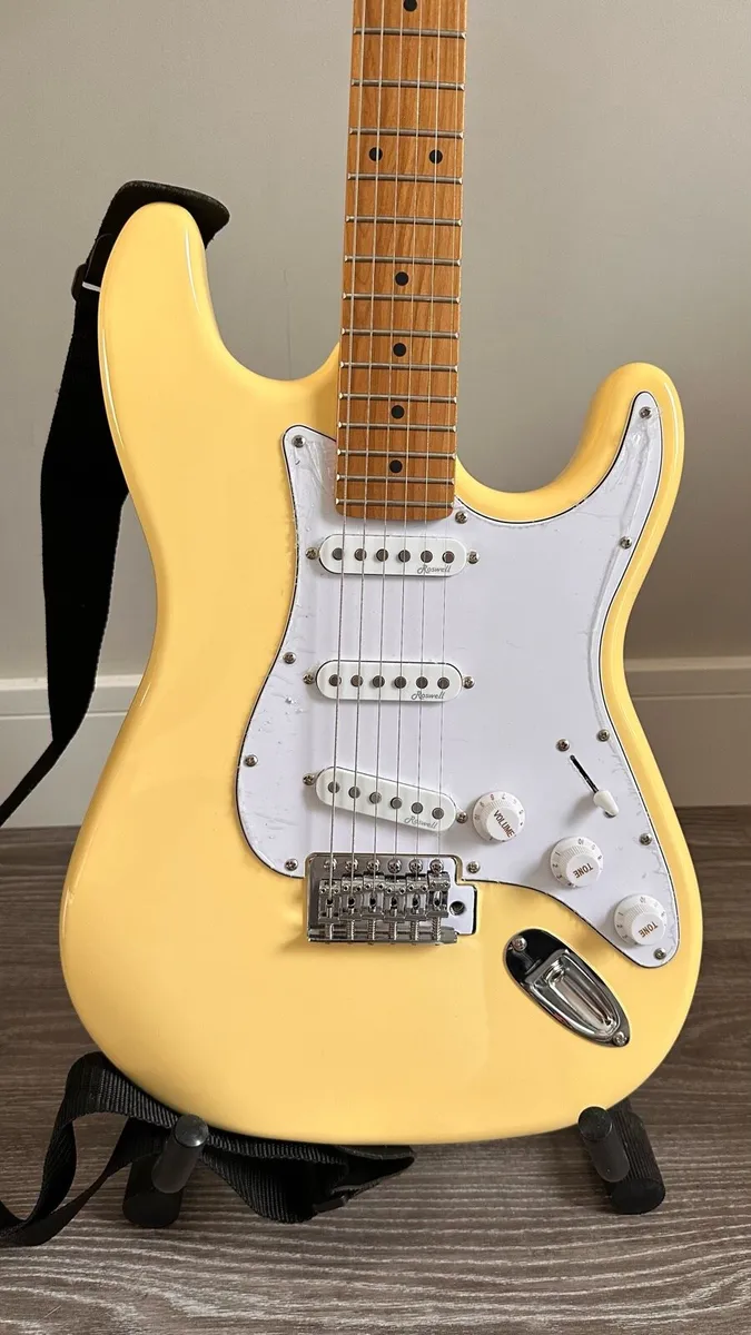 Electric guitar - Image 1